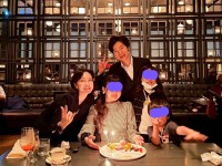大人びた6歳の少女は、今日18歳になって成人した