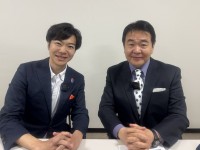 「小泉改革」に希望を抱き、救われた世代にとってのヒーローと共演する
