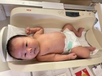 一ヶ月検診で3,318g→4,850g。判定は…「ミルク飲みすぎ！」【ステップファミリー・3人姉弟子育て雑談】